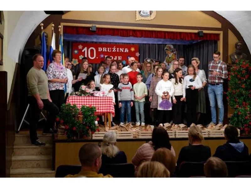 Families sing together for the tenth time