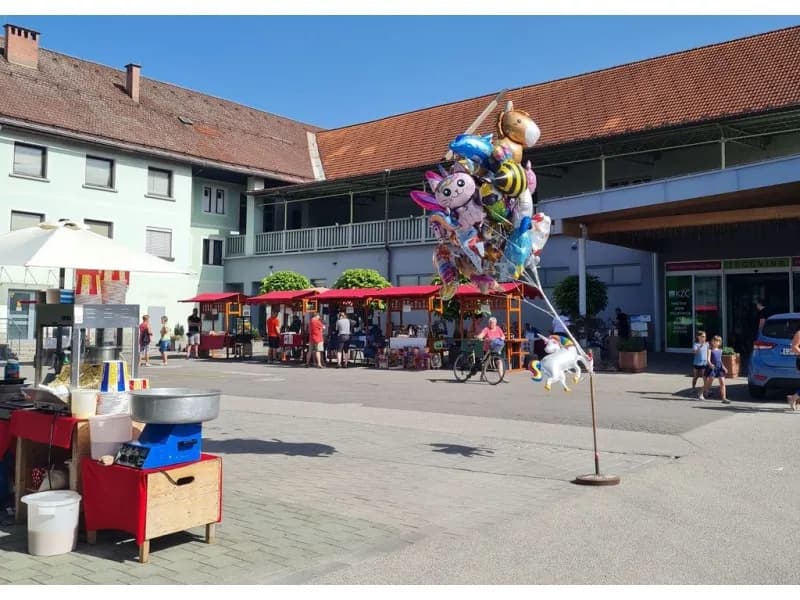 Živahno dogajanje na Cerkljanski tržnici pred Kmetijsko zadrugo