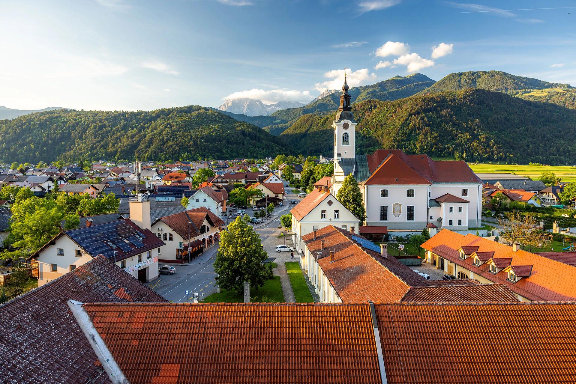 Središče Cerkelj na Gorenjskem z župnijsko cerkvijo, pogled iz zraka