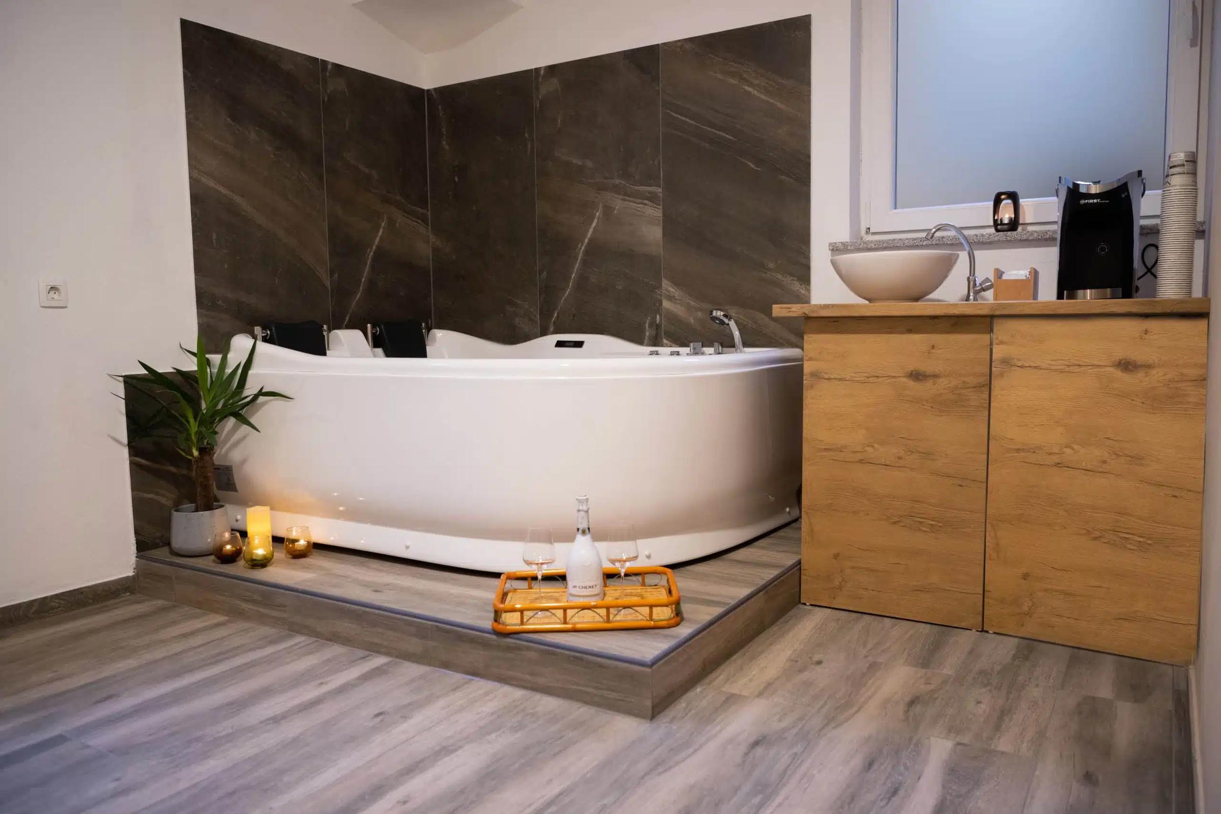 Masažna kad za dva s svečami in pladnjem s penino v VIP Wellnessu Karun.